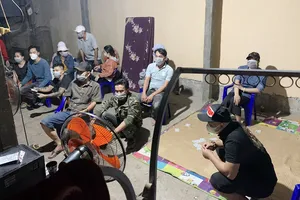 16 con bạc tụ tập sát phạt giữa lúc giãn cách