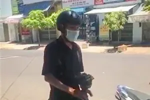 Công nhân trong vụ “bánh mì không phải thực phẩm” bị xử phạt