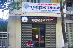 Miễn nhiệm giám đốc giả mạo giấy tờ cho lãnh đạo đi chơi golf giữa dịch