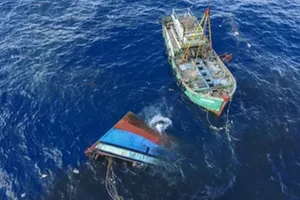 Tàu cá bị tàu hàng đâm chìm, 2 ngư dân mất tích