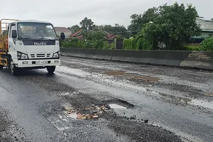 Chùm ảnh: Mùa mưa, Quốc lộ 1 qua tỉnh Phú Yên nát như ruộng cày