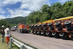 Xe siêu trường siêu trọng chở cánh quạt điện gió bị lật ở chân đèo An Khê