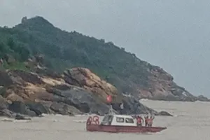 Xuồng đánh cá bị chìm ở cửa biển, 2 ngư dân chết, mất tích