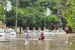 Bình Định lại lở núi, nhiều căn nhà bị ngập