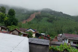 Bình Định tiếp tục khẩn cấp sơ tán dân vì núi Cấm lại sạt lở