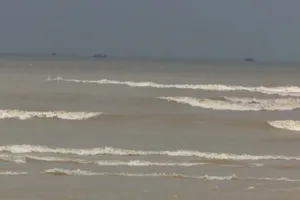 Tàu cá bị sóng đánh chìm, thuyền trưởng tử vong