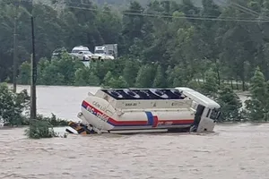 Thủy điện ồ ạt xả lũ, ô tô bị cuốn trên quốc lộ, dân trở tay không kịp