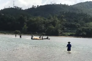 Đi chơi xuân cùng cha mẹ, bé gái rơi xuống hồ tử vong