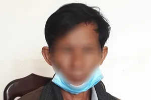 Chồng dùng dao chém vợ vì càu nhàu chuyện chỉ lo ăn nhậu, ca hát