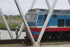 Băng qua đường sắt, người đàn ông bị tàu lửa hất văng 