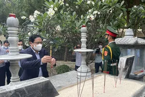 Thủ tướng Phạm Minh Chính dâng hương tưởng niệm các liệt sĩ Gạc Ma