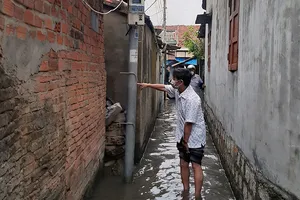 Lội nước mưa đi ngang trụ điện, một phụ nữ bị điện giật tử vong