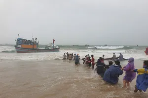 Hàng chục tàu thuyền ở Phú Yên bị chìm do mưa, gió bất thường