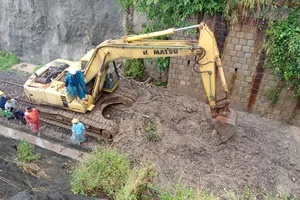 Sạt lở ở đèo Cả, đường sắt Bắc- Nam ách tắc nhiều tiếng đồng hồ