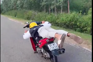 Nam thanh niên nằm trên xe máy chạy tốc độ cao quay clip đăng lên mạng
