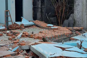 Sập tường nhà đang dỡ, 2 cha con tử nạn