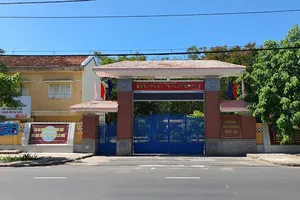 Tạm đình chỉ cô giáo 'tra khảo' học sinh vì ngáp trong lớp