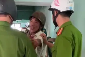 Dùng rựa chém vợ giữa đường phố