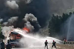 Xe giường nằm bốc cháy dữ dội, 19 người kịp thoát thân