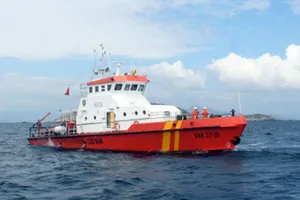 Tàu hàng Hồng Kông cứu 4 ngư dân bị nạn ở biển Khánh Hòa 