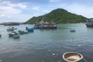 Chìm thuyền thả lưới trên đầm, 2 cha con chết, mất tích