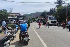 Tai nạn ô tô tải và xe máy ở ngã năm, 2 phụ nữ tử vong