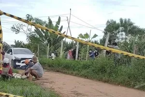 Xe con tông vào xe máy chặn đường, 2 người chết