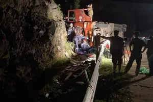 Xe đầu kéo đâm vào vách đá, tài xế tử vong