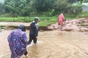 Chùm ảnh: Cán bộ ở Kon Tum băng rừng vượt suối đưa người dân đến nơi trú bão an toàn