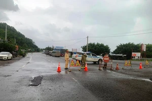 Sạt lở mố cầu trên Quốc lộ 1 qua Phú Yên, ô tô chỉ lưu thông một làn đường