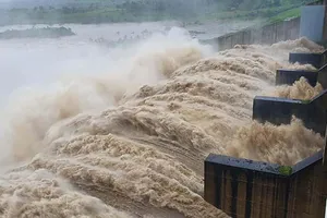 Nước thượng nguồn đổ xuống nhanh, thủy điện ở Phú Yên xả lũ