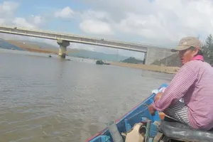 Thuyền cá bị sóng biển đánh chìm, 1 ngư dân mất tích