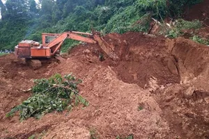 Sạt lở núi, đất đá vùi lấp gây tắc quốc lộ ở Phú Yên