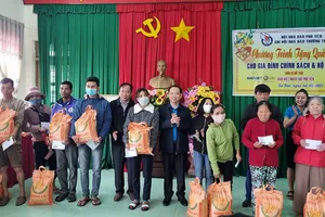 Nhà báo tặng quà xuân cho người nghèo miền núi