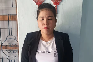 Tạm giữ hai nghi can lừa làm sổ hồng giả