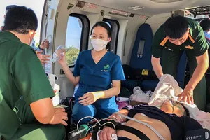 Điều trực thăng ra Trường Sa đưa ngư dân vào đất liền điều trị