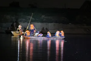 Xuyên đêm tìm kiếm công nhân thi công cao tốc mất tích trong vụ lật xuồng trên sông Ba