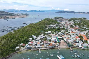 Cấp nước sinh hoạt trở lại cho người dân đảo Trí Nguyên