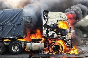 Xe đầu kéo bốc cháy ngùn ngụt trên quốc lộ 1
