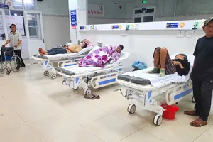 Xe khách lật trên quốc lộ 14 do 1 phụ nữ chạy xe máy băng qua đường