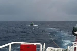 Hải quân cứu 2 ngư dân Bình Định cùng tàu cá trôi dạt trên biển