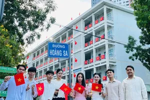 Rợp cờ đỏ sao vàng ở ký túc xá có sinh viên Lào