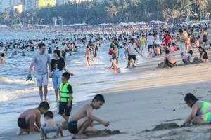Bãi biển, bến tàu ở Nha Trang chật kín du khách