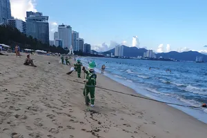 Dầu vón cục tràn vào bãi biển Nha Trang