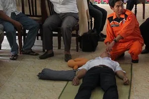 Diễn tập sơ cứu trên biển cho ngư dân