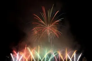 Đà Nẵng bắn pháo hoa trên biển chào năm mới