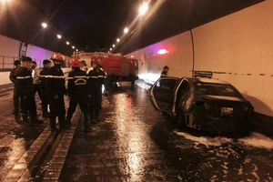 Taxi cháy trong hầm Hải Vân, cứu nạn gặp khó do nhiều xe quay đầu chạy