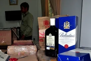 Đà Nẵng tạm giữ hàng trăm chai rượu ngoại nhập lậu, vô chủ