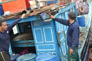 Tàu cá Trung Quốc ném pin, tông sập mái cabin tàu cá Việt Nam