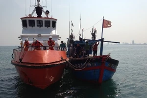 Cứu chín ngư dân trôi dạt trên biển suốt ba ngày